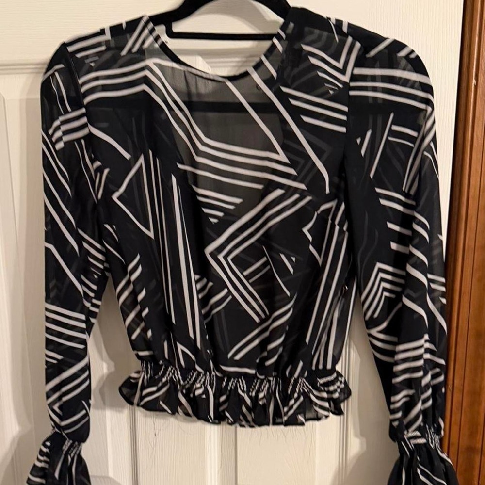 Forever 21 black and white blouse ruffled sleeves